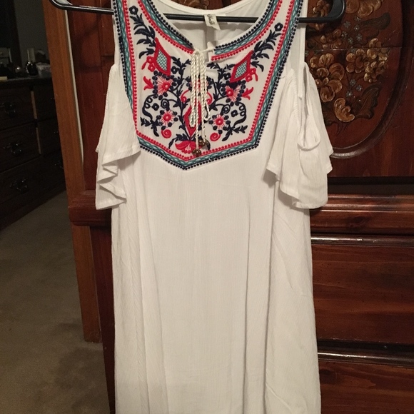 Lulu's Women's White embroidered dress NWT XS - Picture 2 of 5